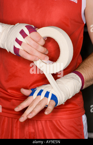 Hände mit Klebeband Boxen vorbereiten Stockfoto