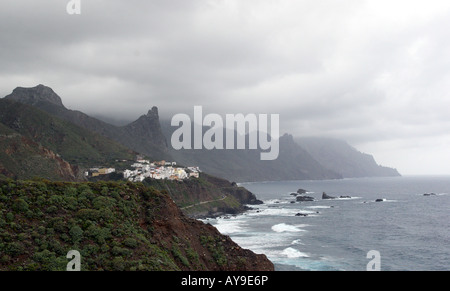 Die tückischen felsigen Küste und Klippen Norden Osten Teneriffas rund um die Villlages von Taganana und Benijo auf den Kanarischen Inseln Stockfoto