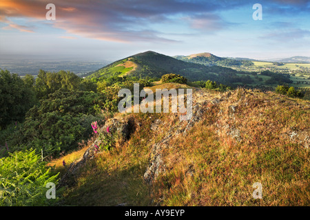 Blick nach Süden entlang der Malvern Hills aus den unteren Hängen des Worcester Leuchtfeuer in Richtung Herefordshire Beacon Stockfoto