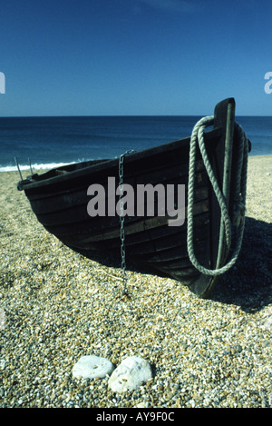 Eine alte hölzerne Dorset Angeln Boot auf Chesil Beach in Dorset county England UK Stockfoto