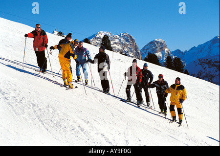 Männer im Skikurs an Hängen des Passo de Gardena, Wolkenstein Gröden, Italien Stockfoto