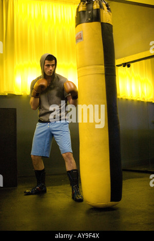 Boxer trainieren mit Boxen Boxsack und Handschuhe Stockfoto