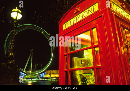 Langzeitbelichtung von das London Eye und ein rotes Telefon Box England UK Stockfoto