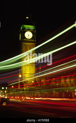 Big Ben und Langzeitbelichtung von Traffic Light Trails London England UK Stockfoto