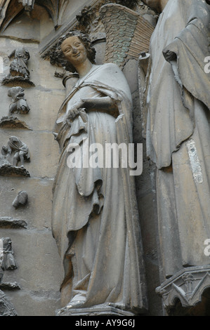 Lächelnd Engel Statue am vorderen Eingang, Kathedrale von Notre-Dame, Reims, Marne, Region Champagne-Ardenne, Frankreich Stockfoto