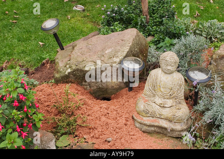 Boden verschütten draußen braun s Rattenloch im Garten Blumenbeet Stockfoto
