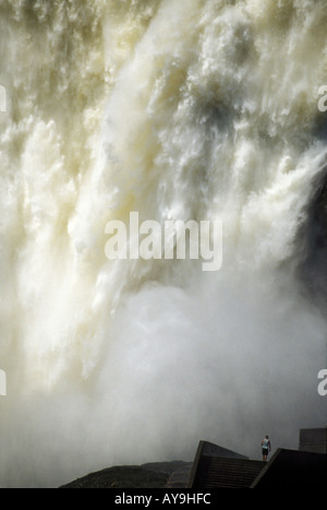 Eine einsame Gestalt in den Schatten gestellt durch das Schmelzwasser geschwollen Wasserfall in Québec in Kanada Stockfoto