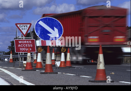 LKW auf der Durchreise Baustellen auf zweispurigen Leeds Yorkshire uk Stockfoto