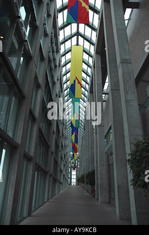 National Gallery of Canada in Ottawa. Eingangshalle mit bunten Fahnen. Stockfoto