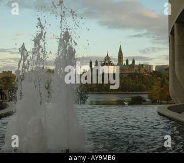 Stadtbild Parlamentsgebäude Ottawa, Kanadisches Museum der Zivilisation Brunnen entnommen Stockfoto