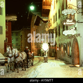 HORSE DRAWN SCHLITTEN IN STREET KITZBÜHEL TIROL ÖSTERREICH Stockfoto