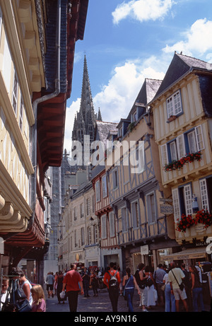 Rue Kéréon und Blick zum Dom, alte Quimper Quimper, Cornouaille, Finistère, Bretagne, Frankreich Stockfoto