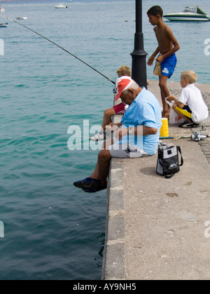 Angeln mit Rute und Handline vom Pier in Corralejo auf der Kanarischen Insel Fuerteventura Stockfoto