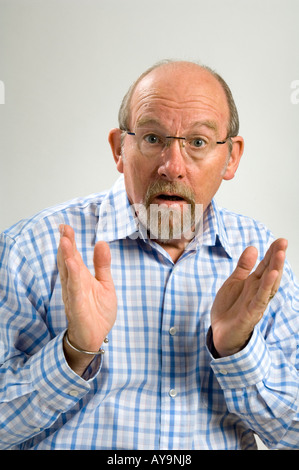 60 Jahre alten weißen Mann mit einem Ziegenbart und eine Darstellung der Mystifizierung Gesichtsausdruck Stockfoto
