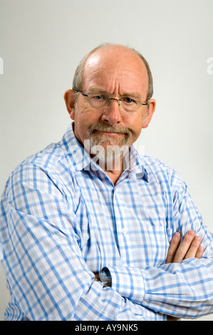 60 Jahre alten weißen Mann mit einem einem Ziegenbart und ein Gesichtsausdruck Darstellung Reizbarkeit Stockfoto