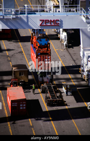 Bande Hafenarbeiter direkte Hallenkran Übertragung von Luftfracht-Container von einem Schiff auf Hustler LKW in Jersey City, New Jersey Stockfoto