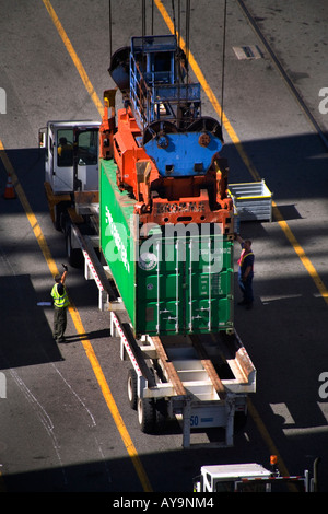 Bande Hafenarbeiter direkte Hallenkran Übertragung von Luftfracht-Container von einem Schiff auf Hustler LKW in Jersey City, New Jersey Stockfoto