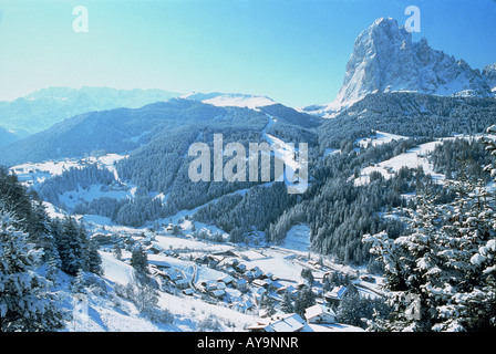 Chalets im Bergtal, Italien Stockfoto