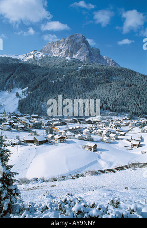 Chalets im Bergtal, Italien Stockfoto