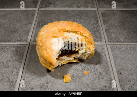 Eine hausgemachte Hackfleisch-Torte mit einem Bissen aus ihm heraus genommen Stockfoto