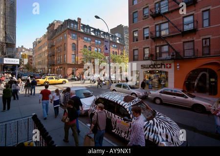 Sonntag weitergeben Kinderwagen gehobene Geschäften Prince Street im Stadtteil SoHo South of Houston Street in Manhattan New York City Stockfoto