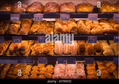 Frisches Gebäck sind zum Verkauf an in einem ethnischen Bäckerei an der Canal Street im Stadtteil Chinatown von unteren Manhattan New York City Stockfoto