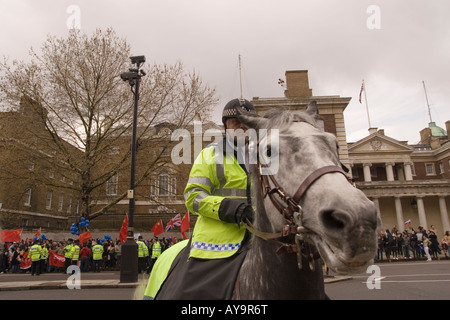 Schwere zweihändige Polizei Reiter London Stockfoto