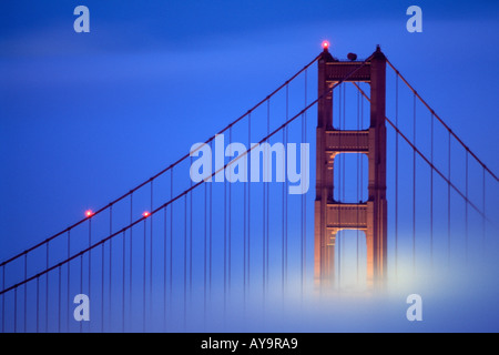 Turm von der Golden Gate Bridge erhebt sich aus einer Nebelbank, die sich wie ein Heiligenschein in San Francisco Kalifornien lite ist Stockfoto