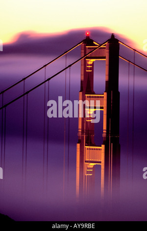 lila von Morgennebel an der Golden Gate Bridge bei Sonnenaufgang zeigt den Südturm in Kalifornien Stockfoto