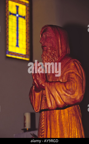 Eine handgeschnitzte hölzerne Statue des Heiligen Franziskus von Assisi steht in Saint Francis de Paula Mission in Tularosa, New Mexico. Stockfoto