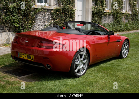 ASTON MARTIN V8 VANTAGE ROADSTER ROT Stockfoto