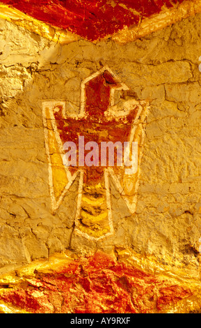 Interessante Indianer Entwürfe sehen auf den alten Adobe-Mauern, im historischen Lincoln, New Mexico. Stockfoto