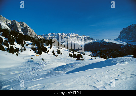 Entfernten Chalet Ski Pisten in Passo di Gardena, Skigebiet, Wolkenstein Gröden Stockfoto