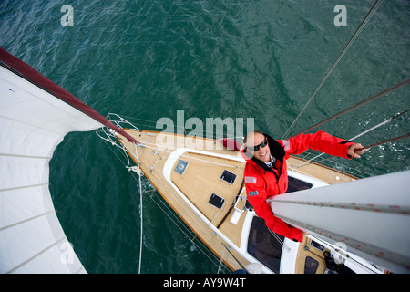 Mann, der Mast von sailing Yacht, Cowes, Isle Of Wight, Großbritannien Stockfoto