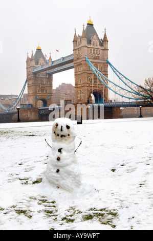 Schneemann vor der Tower Bridge London nach seltenen Schnee fallen Stockfoto