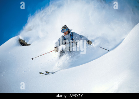 Freestyle-skiing im Pulverschnee, Lech am Arlberg, Bludenz, Österreich Stockfoto
