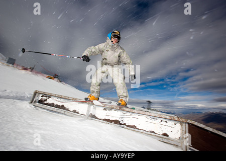 Dramatische Ski Stunt im Blizzard, Tignes, Frankreich Stockfoto