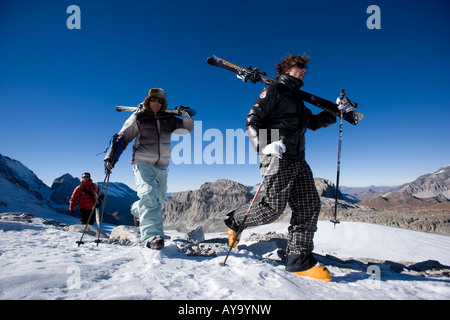 Skifahrer tragen Ski auf Schultern, Tignes, Frankreich Stockfoto