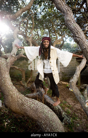 Porträt eines lächelnden Piraten auf einem Baumstamm stehend Stockfoto