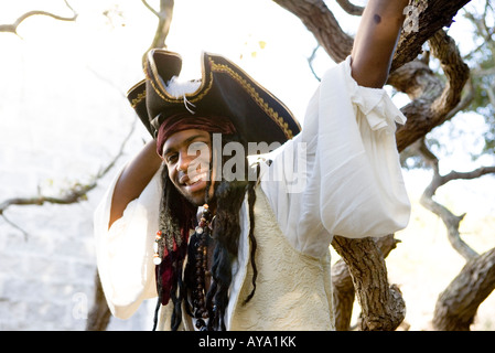 Porträt eines lächelnden Piraten von einem Baum stehend Stockfoto