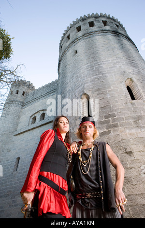 Porträt von bewaffneten Piraten stehen außerhalb einer Burg Stockfoto