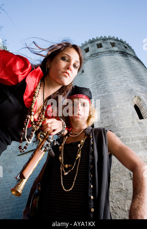 Porträt von bewaffneten Piraten stehen außerhalb einer Burg Stockfoto