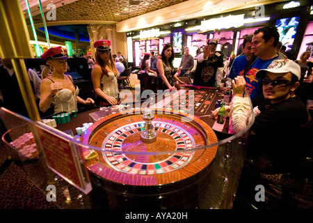 Männer und Frauen beim Glücksspiel Tabelle, Las Vegas, Nevada, USA Stockfoto