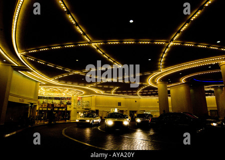 Autos in beleuchteten Zugang zum Casino in Las Vegas unterwegs Stockfoto