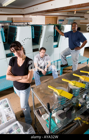 Porträt der Arbeiter neben einer Druckmaschine Stockfoto