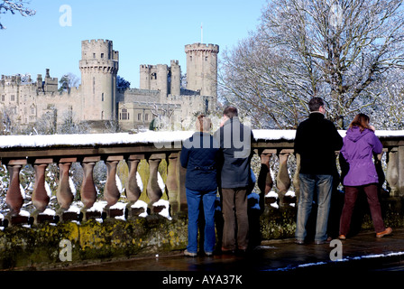 Menschen auf der Suche im Warwick Castle im Winter von der Brücke über den Fluss Avon, Warwickshire, England, UK Stockfoto