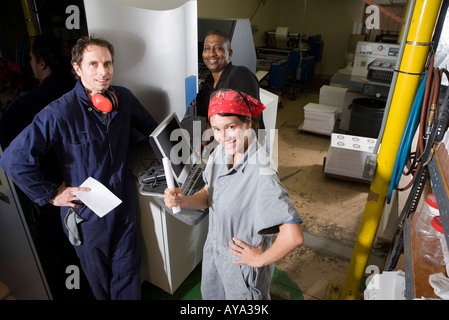 Arbeitnehmer werden ausgebildet, um ein Stück von Maschinen mit Computersteuerung verwenden Stockfoto