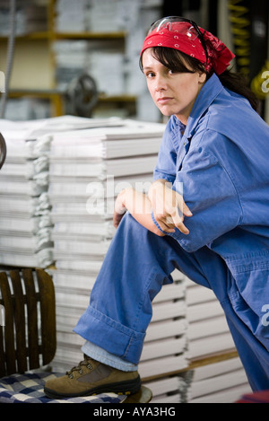 Arbeitnehmerin in einer Lagerhalle Stockfoto