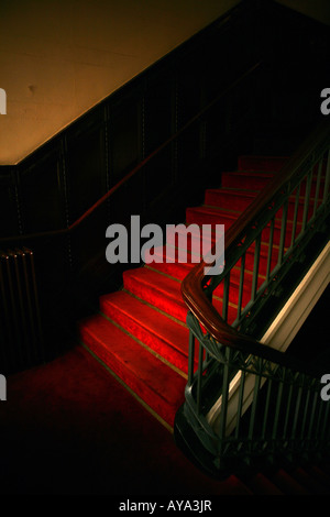 sehen Sie sich auf eine Treppe in das alte Peace Hotel Stockfoto