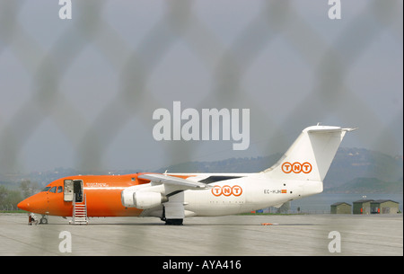 TNT-Frachtmaschine hinter Zaun Stockfoto